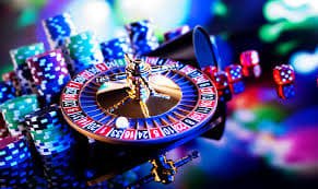 Người chơi thao tác game bắn cá trên điện thoại tại Việt Nam